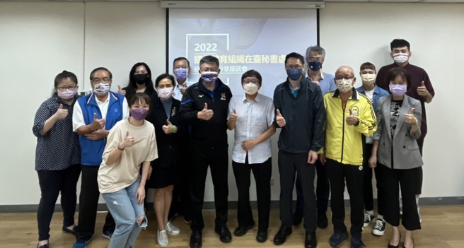 教育部体育署副署长林哲宏（中左）与秘书处设台座谈会出席代表合影。（体育署提供）