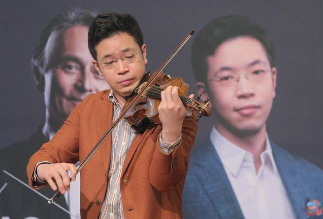 小提琴家黄俊文在国家音乐厅举行《NSO开季音乐会－琴炫苏格兰》宣告记者会中，展演表演曲目。（赵双杰摄）