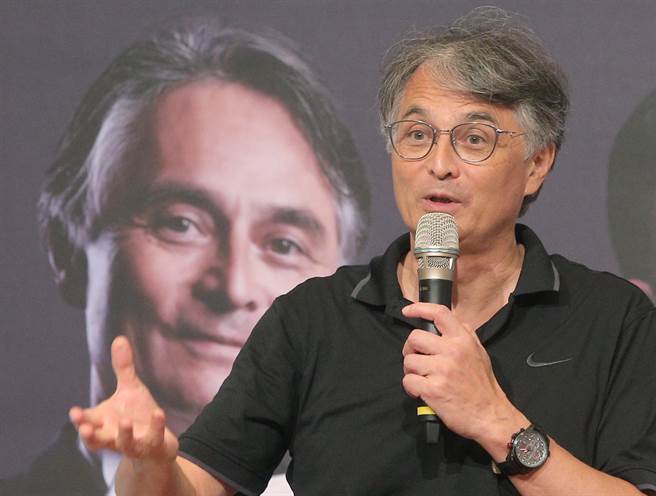 国家交响乐团在国家音乐厅举行《NSO开季音乐会－琴炫苏格兰》宣告记者会，由国家交响乐团音乐总监准‧马寇尔（见图）向大家说明开季音乐会所要演出的曲目。（赵双杰摄）