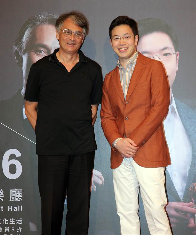 国家交响乐团在国家音乐厅举行《NSO开季音乐会－琴炫苏格兰》宣告记者会，由国家交响乐团音乐总监准‧马寇尔（左）率领乐团与享誉国际的小提琴家黄俊文（右）携手，盛大呈现多首世界名曲，会中两人开心合影留念。（赵双杰摄）