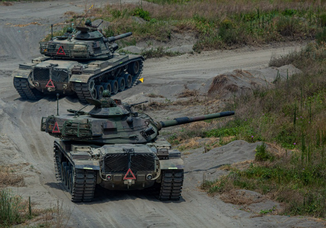 面對中國層出不窮的「灰色行動」，台灣仍需一定數量的戰機、戰艦等傳統武器，提升防衛能力。圖為國軍漢光演習。（圖/ 遠見提供）
