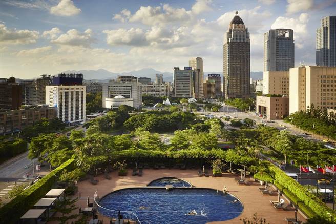 台北君悅酒店戶外溫水泳池。（台北君悅酒店提供）