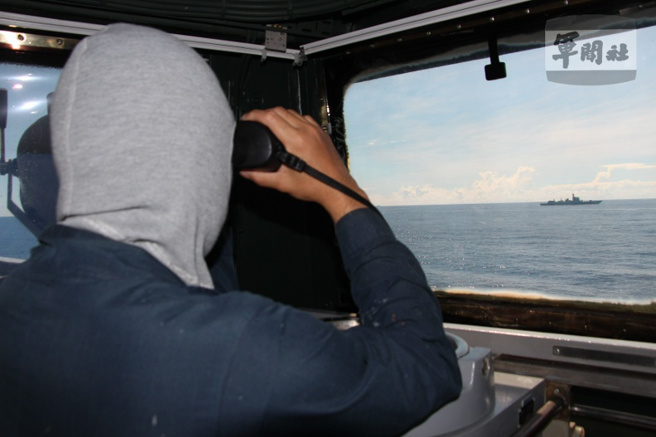 國軍近距離監控解放軍艦，阻止對方越雷池一步。但側面觀察，相較解放軍來說，國軍艦艇已明顯老化。（圖/ 遠見提供）

