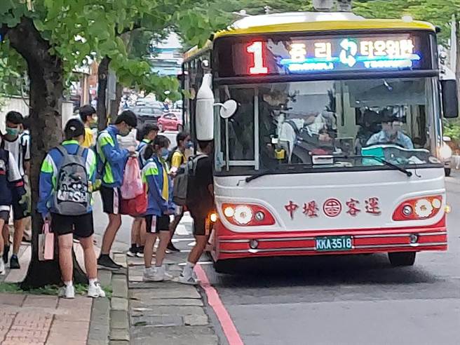 高中生延後到校8月1日起開始實施，但部分校車未跟著連動，桃園市議員彭俊豪12日為學生請命，請教育局協調各校校車延緩發車。（蔡依珍攝）