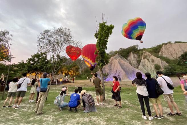 高雄市观光局举办「2022高雄爱．月热气球」活动，9月5日已于田寮月世界首飞，但受到颱风梅花外围环流影响，9月12日至13日的繫留体验与光影展演活动全数取消。（图/ 中央社）
