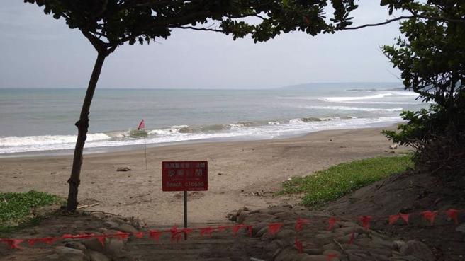  中央气象局发布颱风梅花海上颱风警报，区域包含垦丁国家公园的东侧海域，垦管处因此关闭渔村公园沙滩，禁止游客进入。（图/ 中央社）