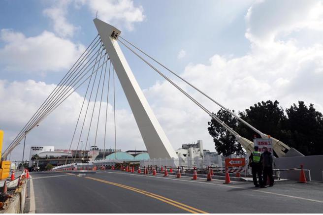 台南市仁德區三爺溪排水文賢橋改建工程，新橋為單柱式斜張鋼梁景觀橋，已於今年8月7日完工並開放通車。（圖/ 中央社）