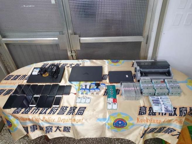 以27歲蔣姓男子和26歲林姓男子為首的假投資詐騙集團水房隱身於高雄夜店及餐廳，刑事局獲報追查，循線逮14嫌送辦，並查扣現金贓款467萬元、金融帳戶、電腦、手機等證物。（圖/ 中央社）