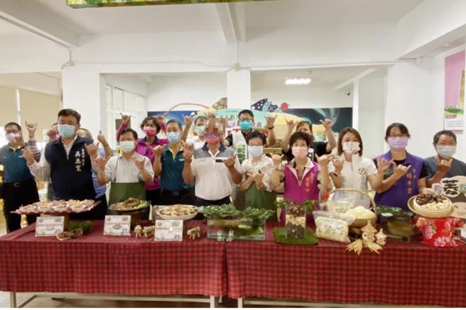 台南市归仁区农会12日举办菱角推广活动，准备多道菱角料理，如与籼米炊粉结合的籼菱炊粉，还有菱角烧肉、海鲜菱角沙拉等多道料理。
（图/ 中央社）