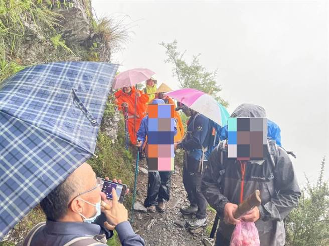 阿里山分队2人会同林务局2人、塔塔加警察小队1人、阿里山派出所1人由登山口进入，5点41分接触到伤者。（嘉义县消防局提供∕吕妍庭嘉义传真）