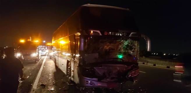 国道1号北上麻豆路段301.3公里处，今晚发生3车追撞事故。（读者提供／张毓翎台南传真）