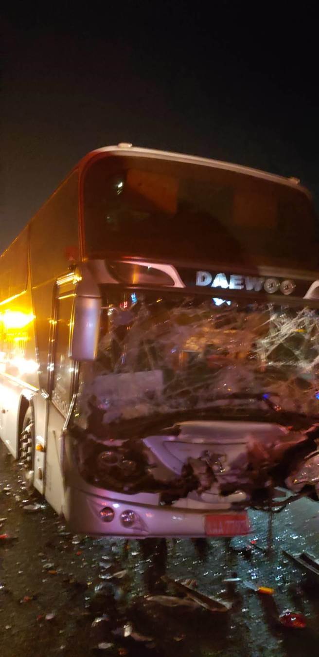 游览车头的挡风玻璃碎裂一地，车上有3名伤者。（读者提供／张毓翎台南传真）