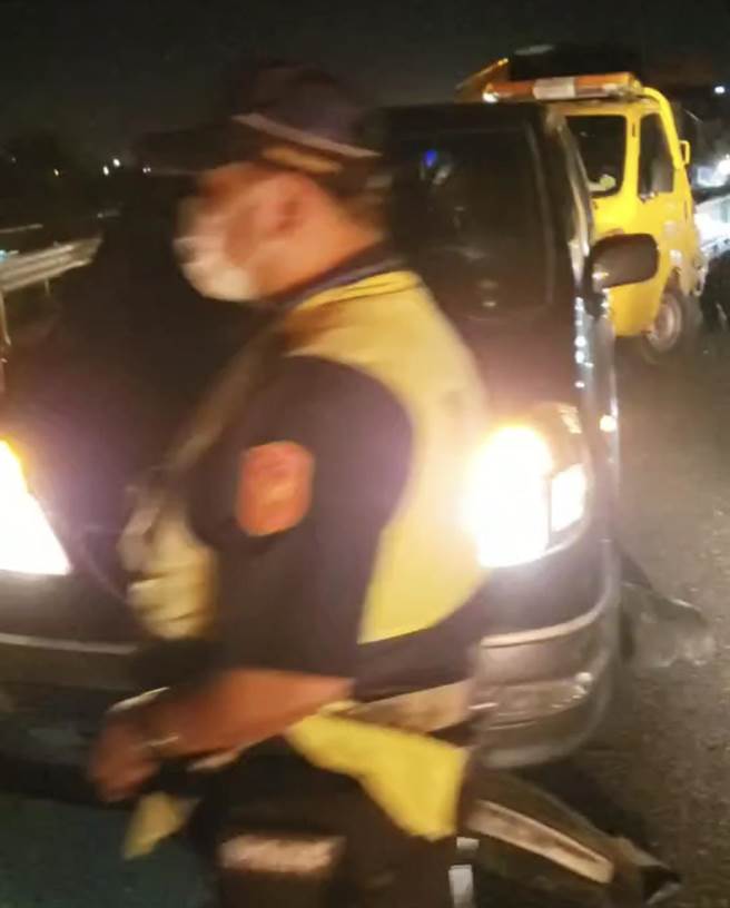 国道1号北上麻豆路段301.3公里处，今天晚上8点半左右发生游览车、工程车和自小客车3车追撞事故。（读者提供／张毓翎台南传真）