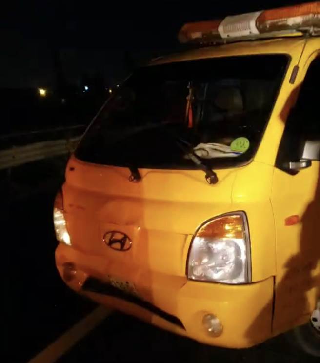 工程车有2名伤者。（读者提供／张毓翎台南传真）