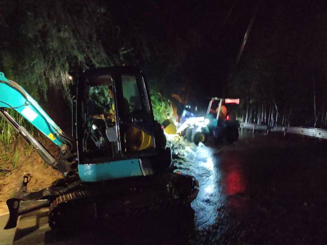 竹縣尖石後山土石崩落，造成384戶停電。（民眾提供）