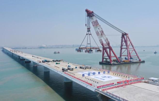 福建省厦门市第二东通道—翔安大桥主桥成功合龙。翔安大桥全长约12公里，其中跨海桥梁长约4.5公里，设计时速80公里。（图／新华社）
