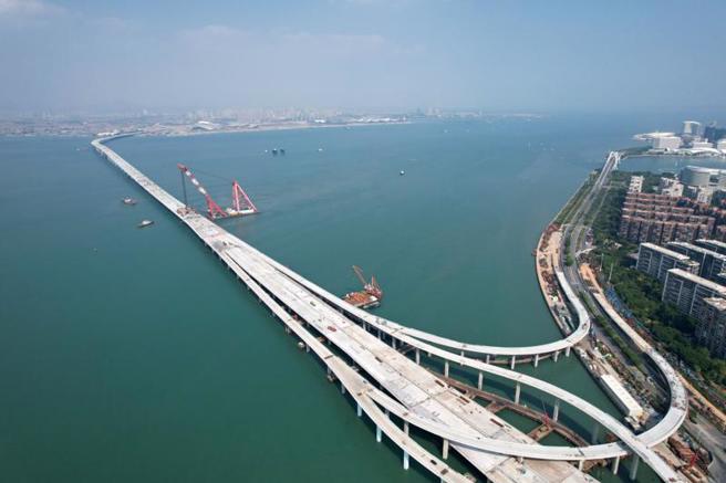 福建厦门翔安大桥主桥成功合龙后，预计在2023年春节前通车。（图／新华社）