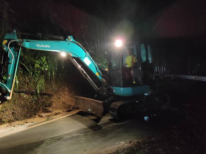 竹縣尖石後山土石崩落，造成384戶停電。（民眾提供）