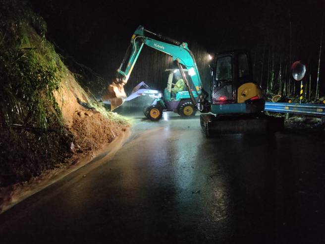 竹縣尖石後山土石崩落，造成384戶停電。（民眾提供）