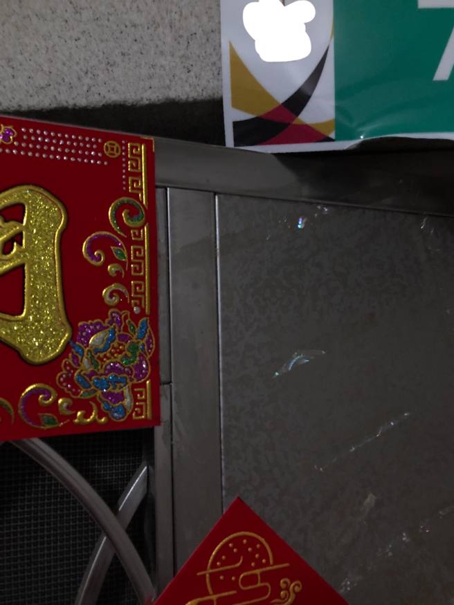 男子抱怨「門牌越做越大張」，然而，施工品質卻令人質疑，讓他一推開門新門牌就受損了。（翻攝自臉書爆怨公社）