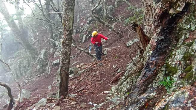 台北陈姓法官攀爬台中市和平区池有山失联，台中市消防人员持续进行搜救。（台中市消防局提供）