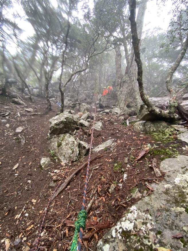 台北陈姓法官攀爬台中市和平区池有山失联，台中市消防人员持续进行搜救。（台中市消防局提供）