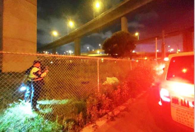 一名男子12日晚上骑重型机车上国道四号，却在国道接中彰快速道路潭子段桥下匝道内侧找到人，却已身亡。（民眾提供）