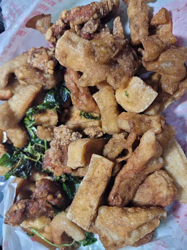 男子吃完买回来的盐酥鸡后，惊见1只「谜样小生物」死在里面。（翻摄自脸书爆怨公社）