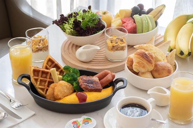 台北中山九昱希尔顿逸林酒店 假日微醺早午餐 无限续点的健康早餐总匯拼盘。（台北中山九昱希尔顿逸林酒店提供）