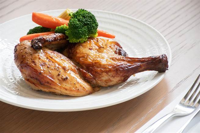 台北中山九昱希尔顿逸林酒店 假日微醺早午餐 主餐 义式香料烤鸡。（台北中山九昱希尔顿逸林酒店提供）