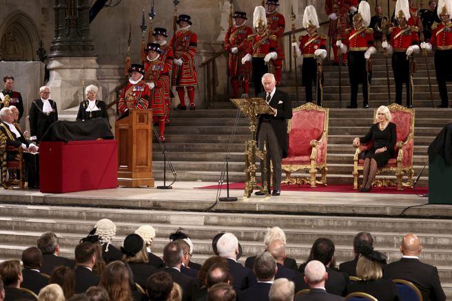 查爾斯國王帶著妻子卡蜜拉王后現身「西敏廳」（Westminster Hall），站在國會殿堂講台前，發表繼位以來首度全國演說。(圖/美聯社)  