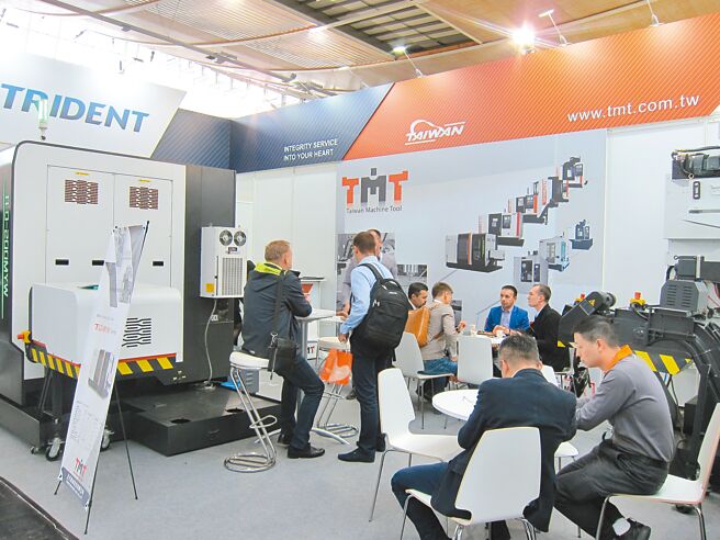 正代机械以TMT与TRIDENT双品牌工具机参加欧美工具机大展，吸引各国专业买主前来洽询採购。图／业者提供