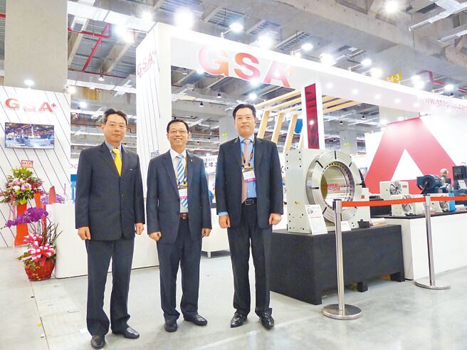 旭阳在董事长游进坤（中）、总经理游良祺（右）与副总经理游良弘（左）等高阶经营团队带领下，营运持续攀高峰。图／庄富安