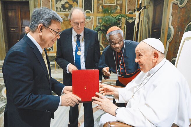 前副总统陈建仁（左）出访教廷，获教宗方济各（右）颁发宗座科学院院士证章，科学院院长向教宗介绍陈建仁时，教宗笑说「我认识他，他是台湾以前的副总统」。（驻教廷大使馆提供）