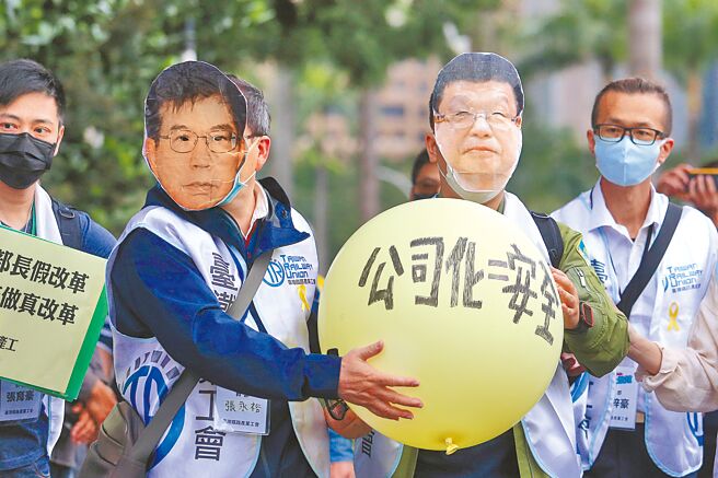 解決人才技術斷層是台鐵當務之急，維持充足人力、作好日常檢修，才是台鐵的解方。圖為今年5月1日台灣鐵路產業工會步行前往總統官邸陳情，要求台鐵公司化應納入安全改革，並讓第一線基層員工參與。（本報資料照片）