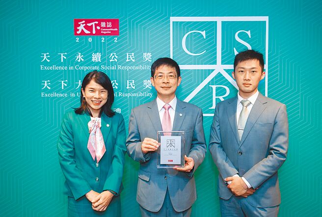 玉山银行董事长黄男州（中）带领团队领取「天下永续公民奖」大型企业组第1名。（玉山金控提供）