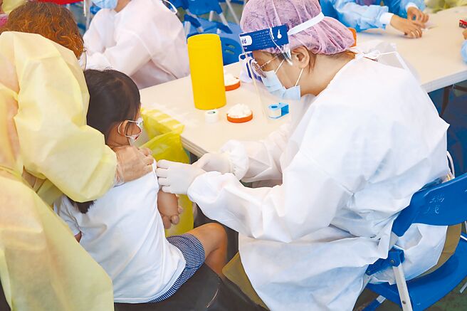 过完中秋连假，学校停课政策改为以筛代隔，预防校园疫情再起，台中市政府呼吁家长赶快带小朋友接种疫苗。（本报资料照片）