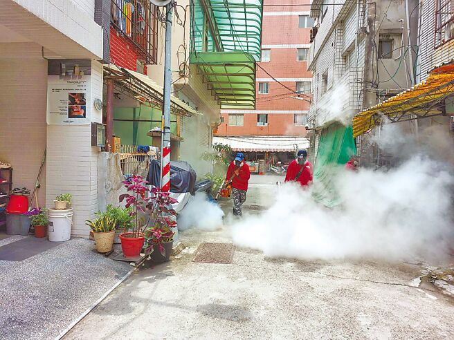 高雄市防疫团队于6日疫情发生第一时间，即针对前镇区岗山仔地区瑞丰里等警戒范围13里，展开扩大疫调採检、孳生源清除、紧急喷药三合一登革热防治工作。（高市卫生局提供／杨舒婷高雄传真）
