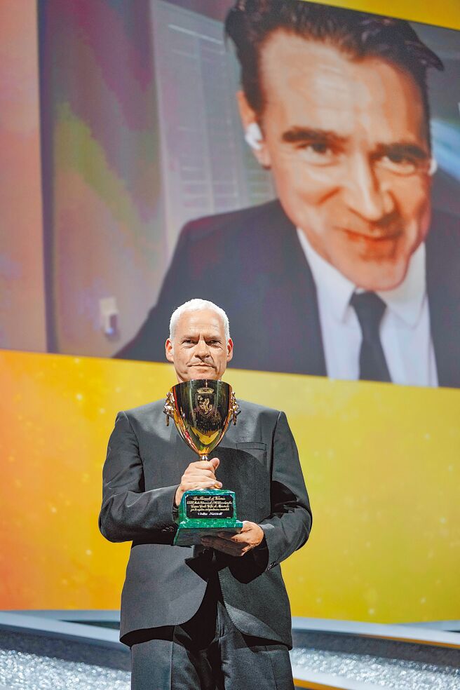 《伊尼舍林的女妖》编导马丁麦多纳获最佳剧本奖，人在美国的柯林法洛（后）则透过视讯分享心得。（美联社）