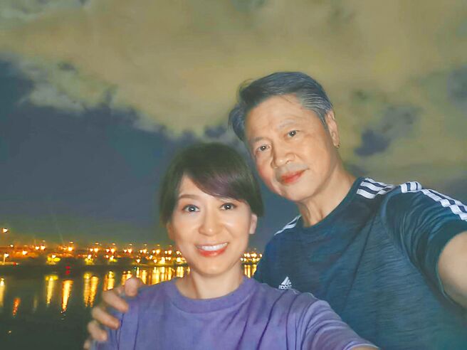 中天主播周玉琴（左）與賴岳謙中秋節在臉書放閃。（摘自臉書）