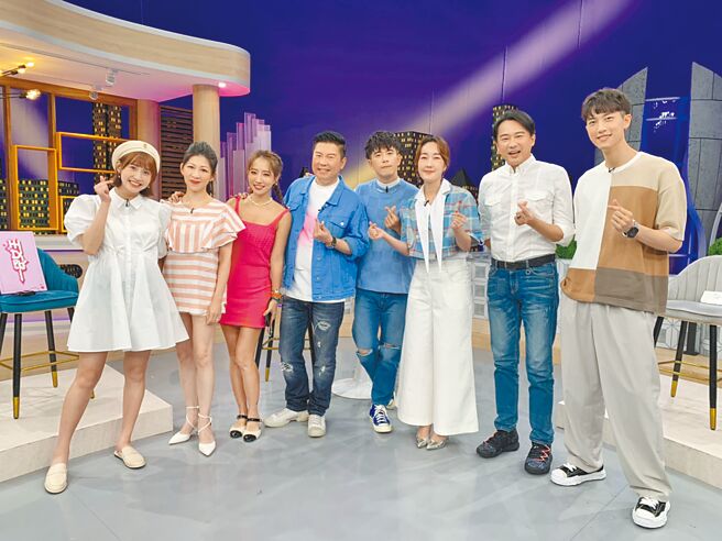 曾国城（左四）向粿粿（左起）、顏嘉乐、杨皓如、JR、巴钰、狄志杰、范姜彦丰分享与爱妻刘晏铃的爱情密码。（卫视中文台提供）