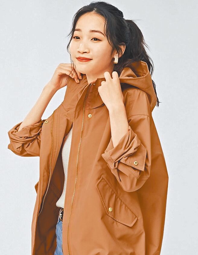 防泼水连帽登山外套，990元。（GU提供）