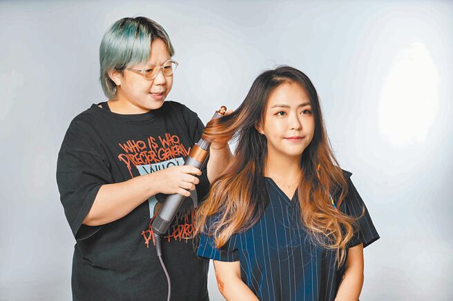 造型师李丽贞Ivydodo为新手示范能快速、简单运用造型器完成的髮型。（石智中摄）