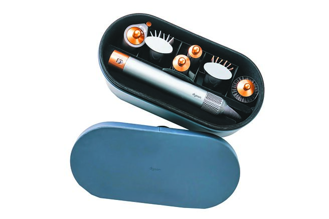 Dyson Airwrap全系列多功能造型器，定价1万7600元。（石智中摄）