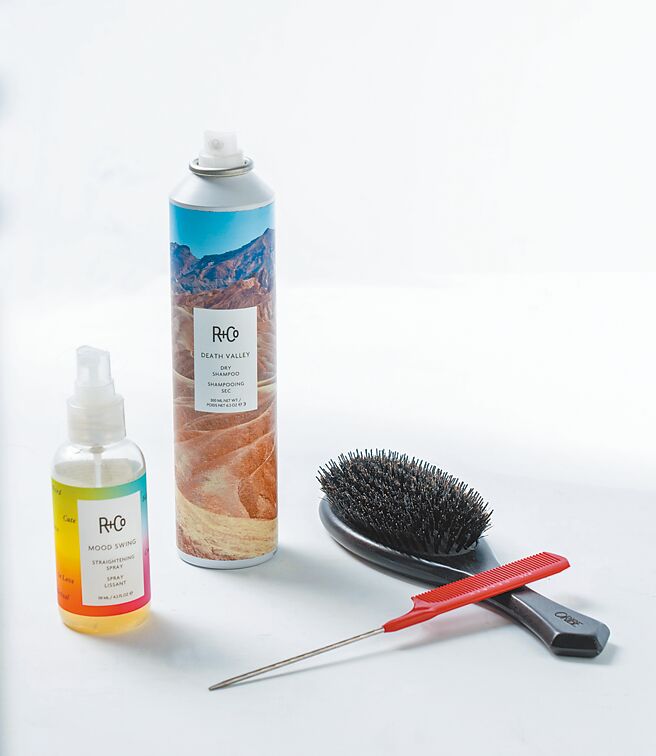 造型师Ivydodo推荐4大做造型时需要的工具，包括包头梳、尖尾梳、乾洗髮以及抗潮喷雾。（石智中摄）