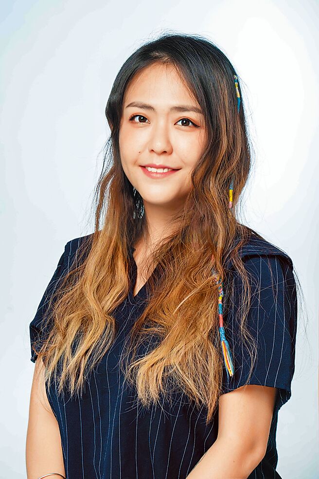 用飞利浦温控护色水润直卷两用负离子美髮造型器做上层头髮造型时，用造型器夹住头顶根部的头髮开始推高，制造蓬松度。（石智中摄）