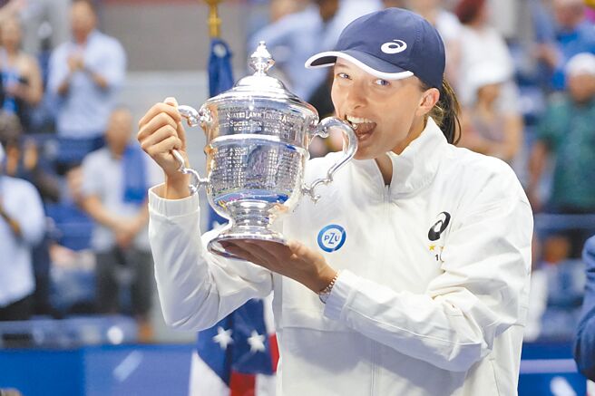 思薇雅蒂开心咬着美网冠军奖杯庆祝。（路透）