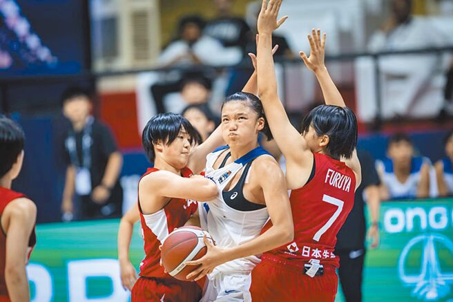 中华队萧豫玟（中）在禁区遭到两名日本球员严密包夹。（取自FIBA官网）