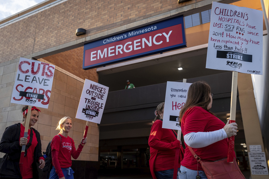 过去一年美国医疗机构时常发生罢工。图/美联社(photo:ChinaTimes)