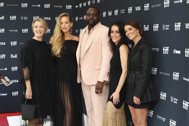 琳達伊蒙（左起）、珍妮佛羅倫斯、布萊恩泰瑞亨利、舞台劇導演萊拉紐格鮑爾、電影製作人賈斯汀希爾蘿琪一同出席《橋之彼端》首映會。（Apple TV＋提供）